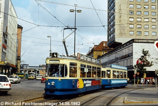 M5.65 2604+3517 Linie 4, Bahnhofsplatz, 
14.06.1982;  Richard Feichtenschlager