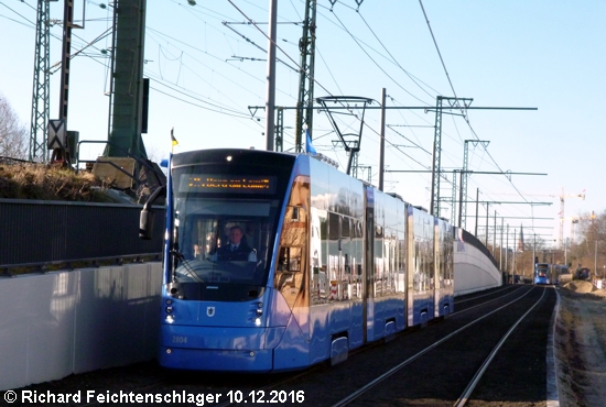 T1.6 2801 Truderinger Strae mit seitlicher Sttzmauer am Bahndamm, 10.12.2016; 
 Richard Feichtenschlager