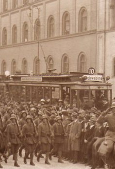Ein C-Wagen der Linie 10 am 1. Mai 1918 in der Ludwigstraße beim Einzug der Truppen des Oberst Epp  (Sammlung Edmund Engl).