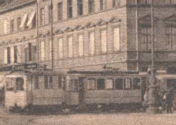 Eine Akkulok zieht um 1900 aus der Briennerstr. einen A-Triebwagen mit Beiwagen der Grünen Linie zum Odeonsplatz.